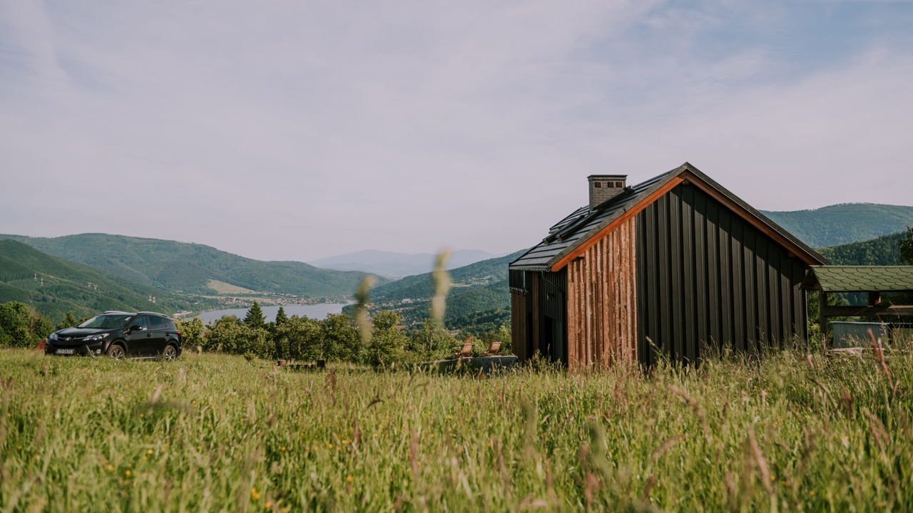 Shou Sugi Ban kontra inne materiały elewacyjne