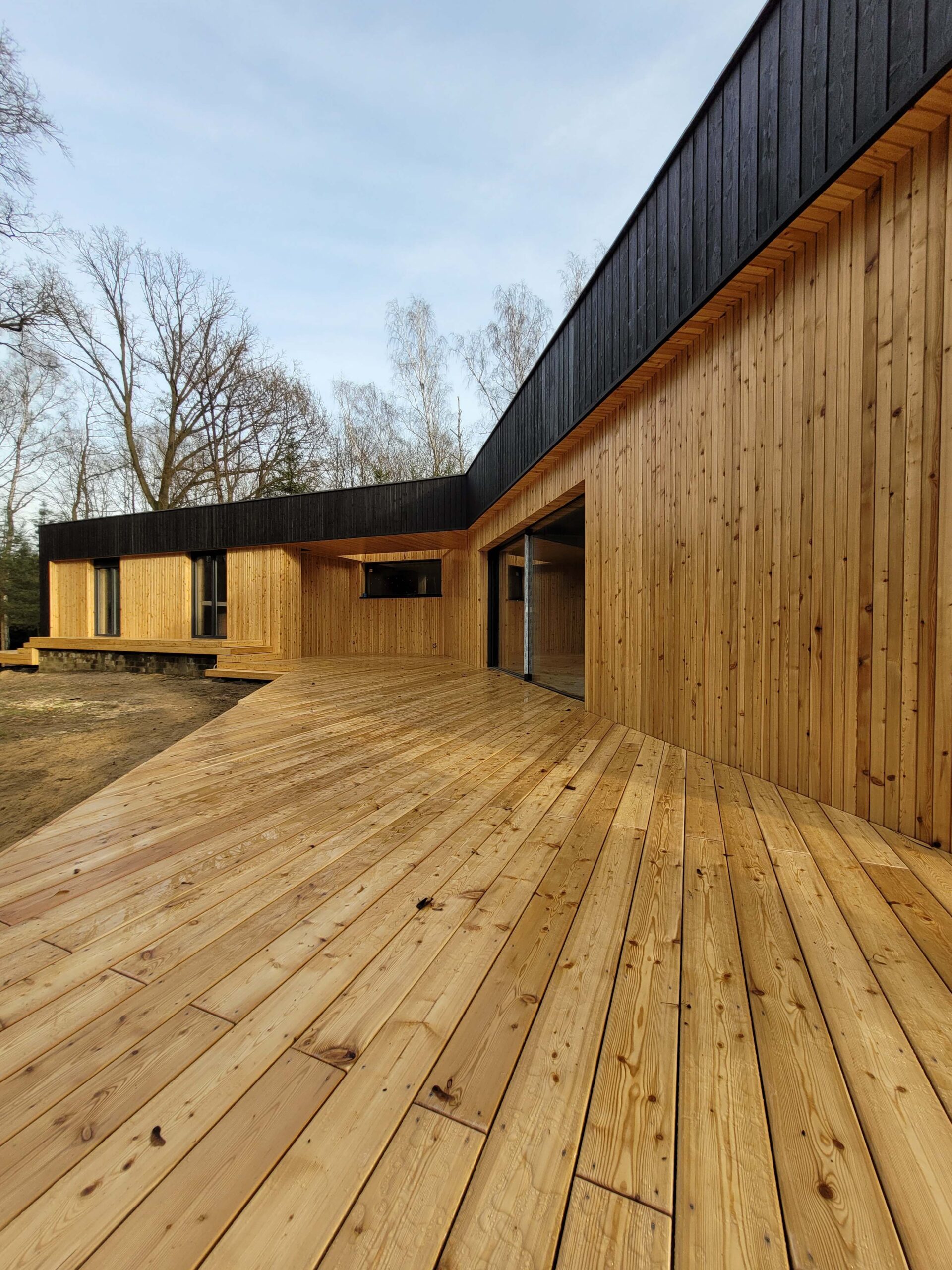 Jednokondygnacyjny budynek z szerokim tarasem