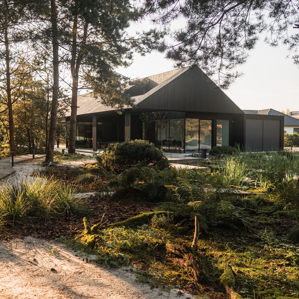 Harmonia ognia i wody – nowoczesna OAZA w nurcie Shou Sugi Ban